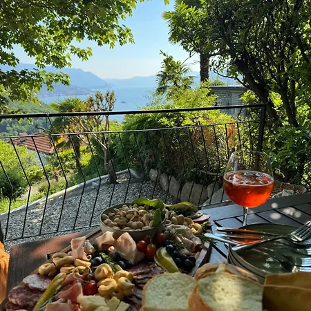 Artsy Italian Retreat With Stunning Views! Appartement *