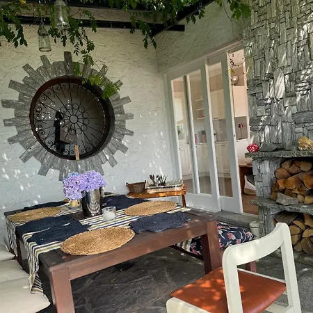 Artsy Italian Retreat With Stunning Views! Appartement *