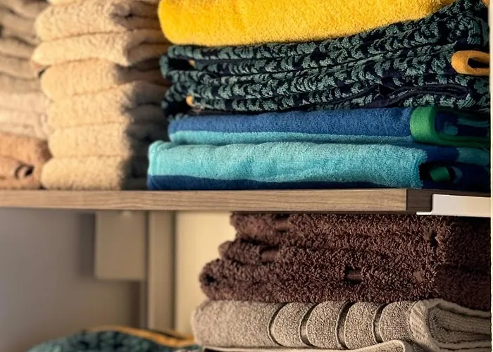 Artsy Italian Retreat With Stunning Views! 아파트 Agra