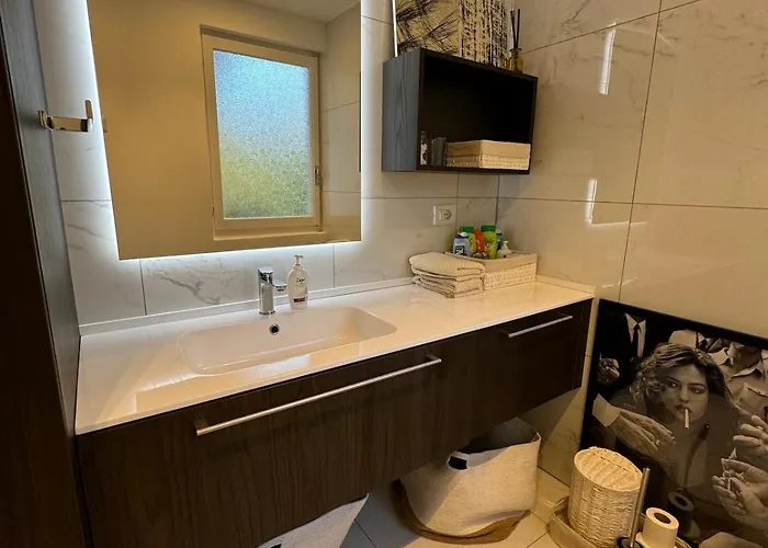 Artsy Italian Retreat With Stunning Views! Apartament Agra